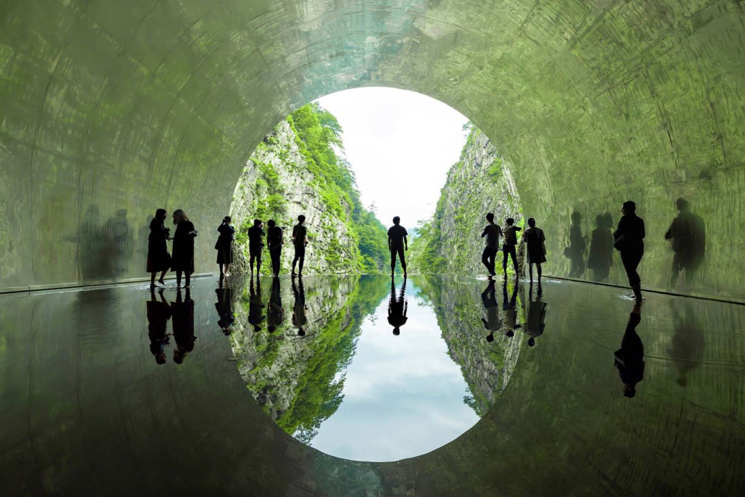 Por último, 'Light Cave' se inspira en el agua.