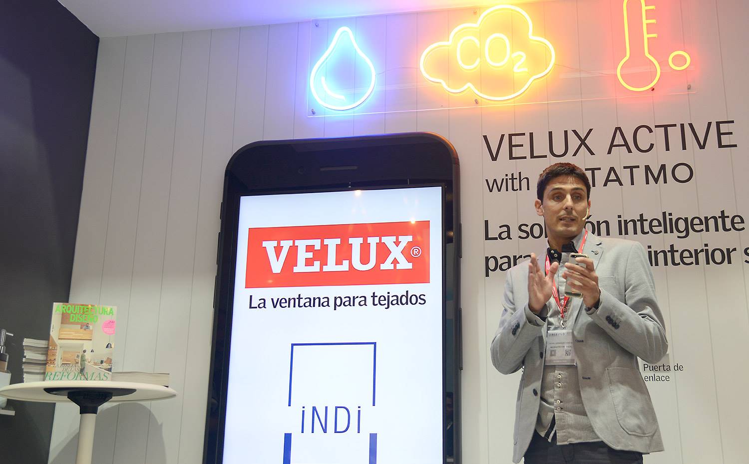 El arquitecto Rafa Hernández durante su conferencia en el estand de VELUX. 