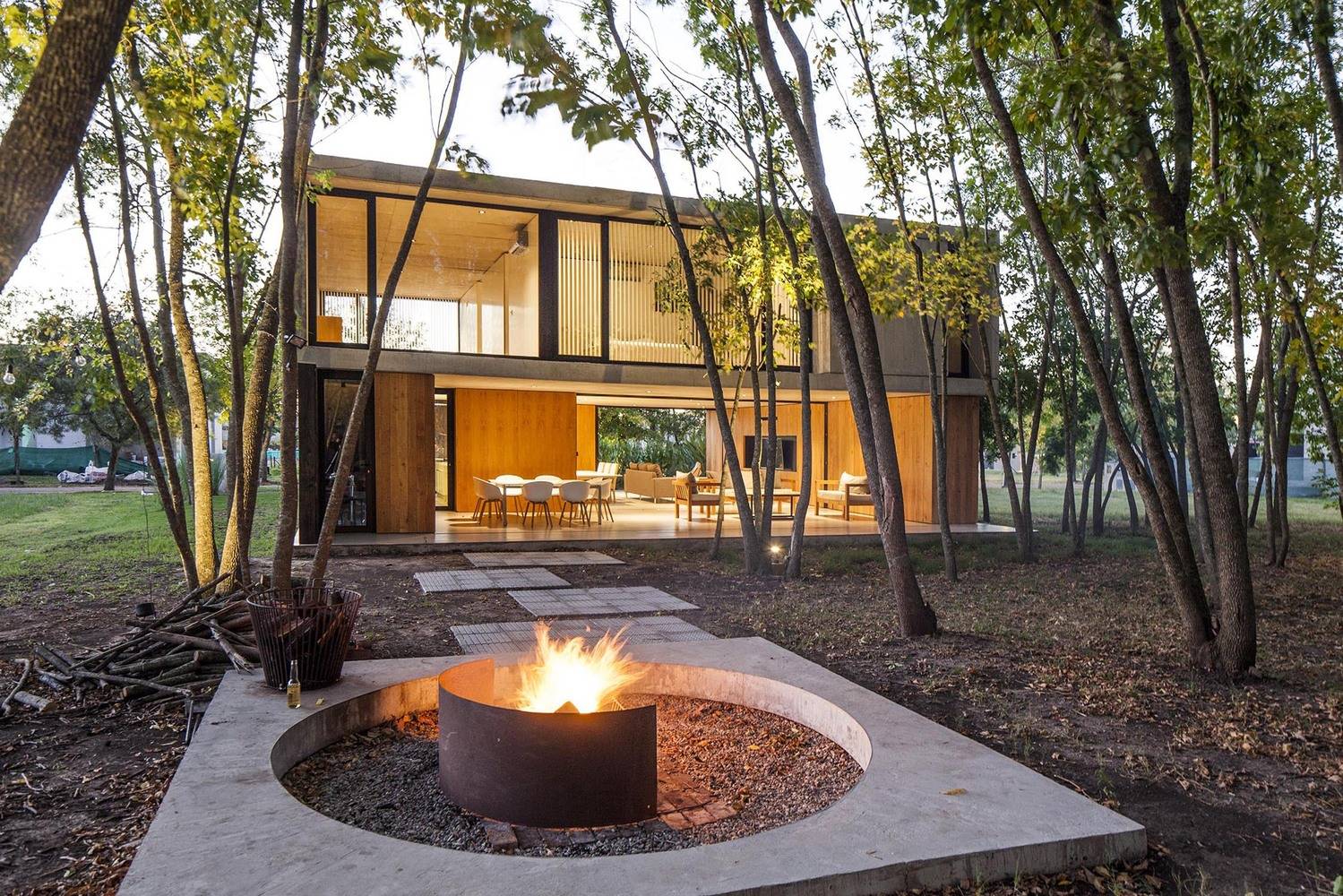 Casa MF Estudio V2 Arquitectos Arquitectura y Diseno 12. La vivienda cuenta con un patio interior al que la fachada se abre en el volumen inferior, permitiendo un contacto directo con la naturaleza que la rodea.