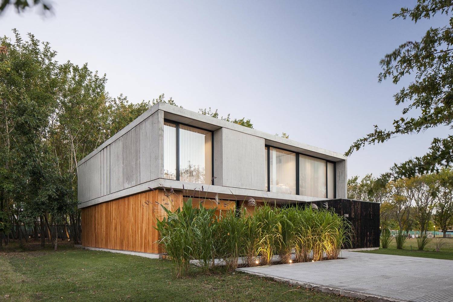 Casa MF Estudio V2 Arquitectos Arquitectura y Diseno 13. Las casas prefabricadas de hormigón permiten una contrucción rápida y de acabados tan espectaculares como ésta que V2 Arquitectos ha diseñado en el barrio de City Bell, en La Plata (Argentina)