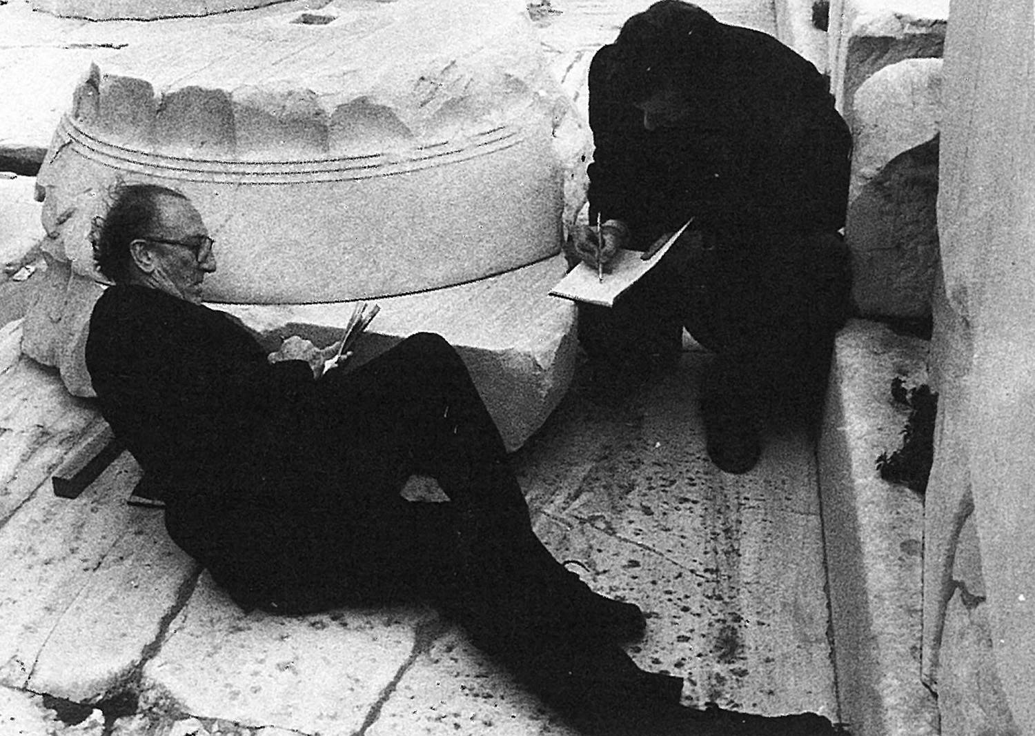 Sáenz de Oiza en el Partenón durante su viaje a Grecia de 1984.
