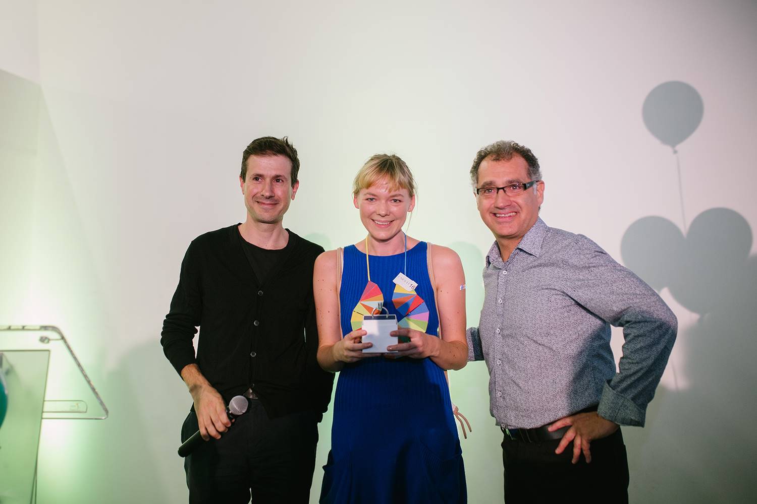 La ganadora junto a Marc Monzó, joyero y director creativo de Misui –izquierda– y David Vendrell, co-propietario de la firma.

