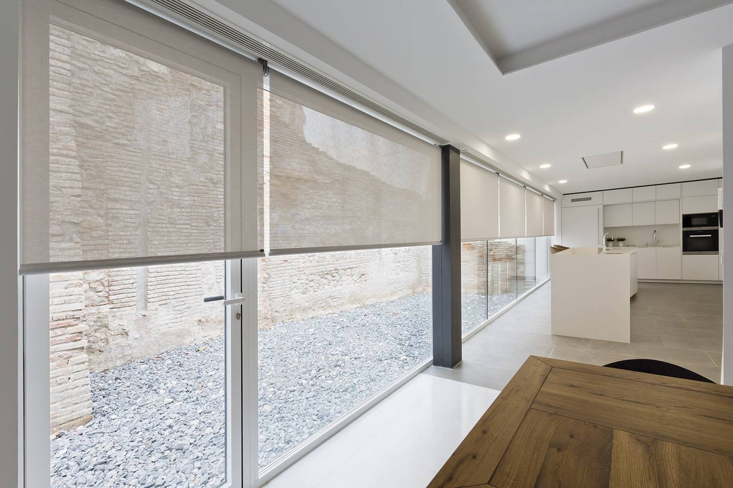 Su versatilidad facilita su aplicación tanto en ventanas pequeñas como en grandes aberturas de fachada.
