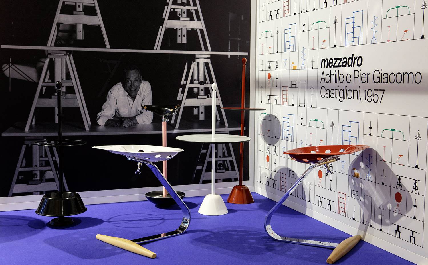 En primer plano, el taburete Mezzadro, diseño de 1957 de Achille y Pier Giacomo Castiglioni.