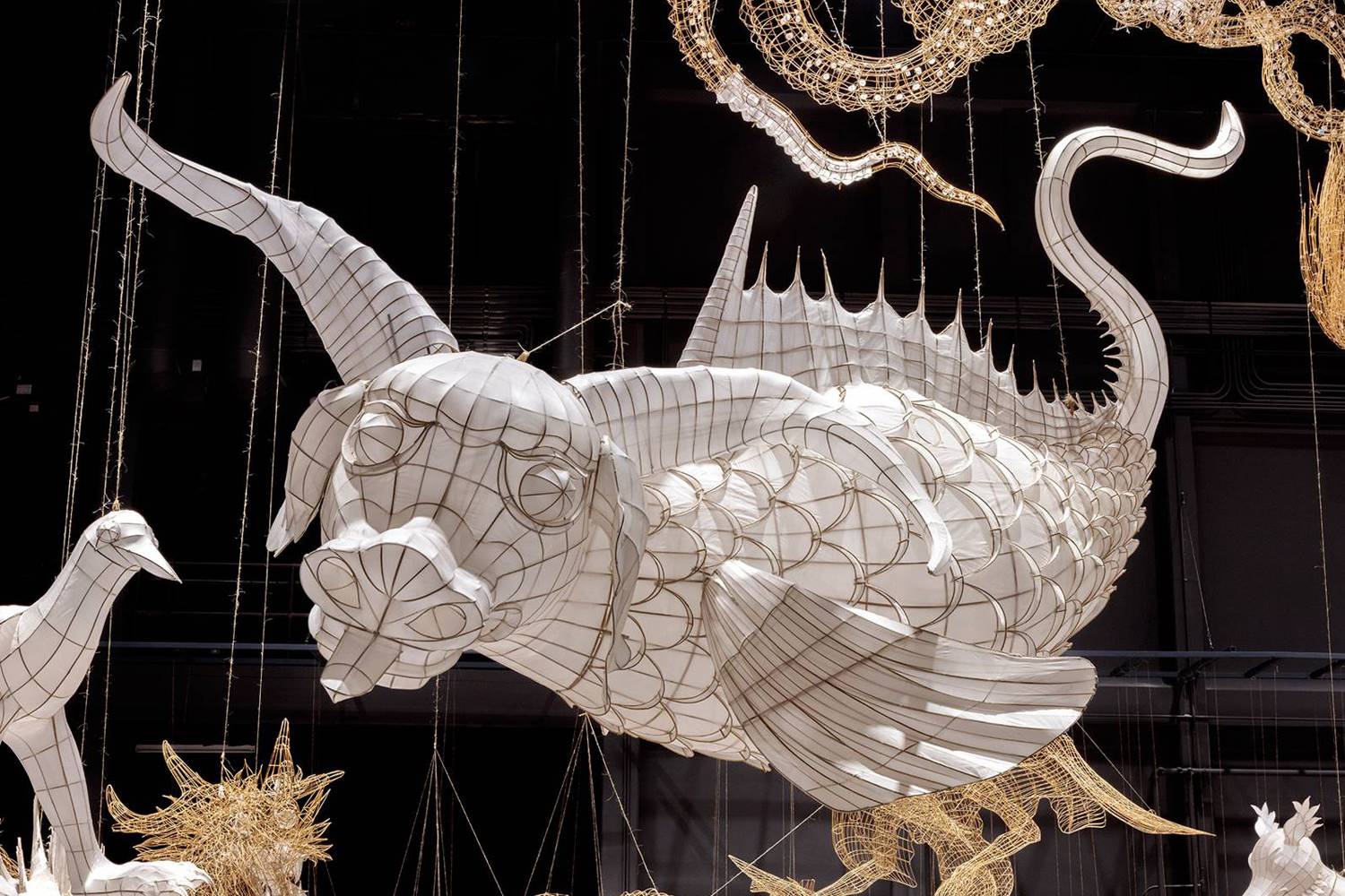 Figura mitológica de bambú y seda de la exposición