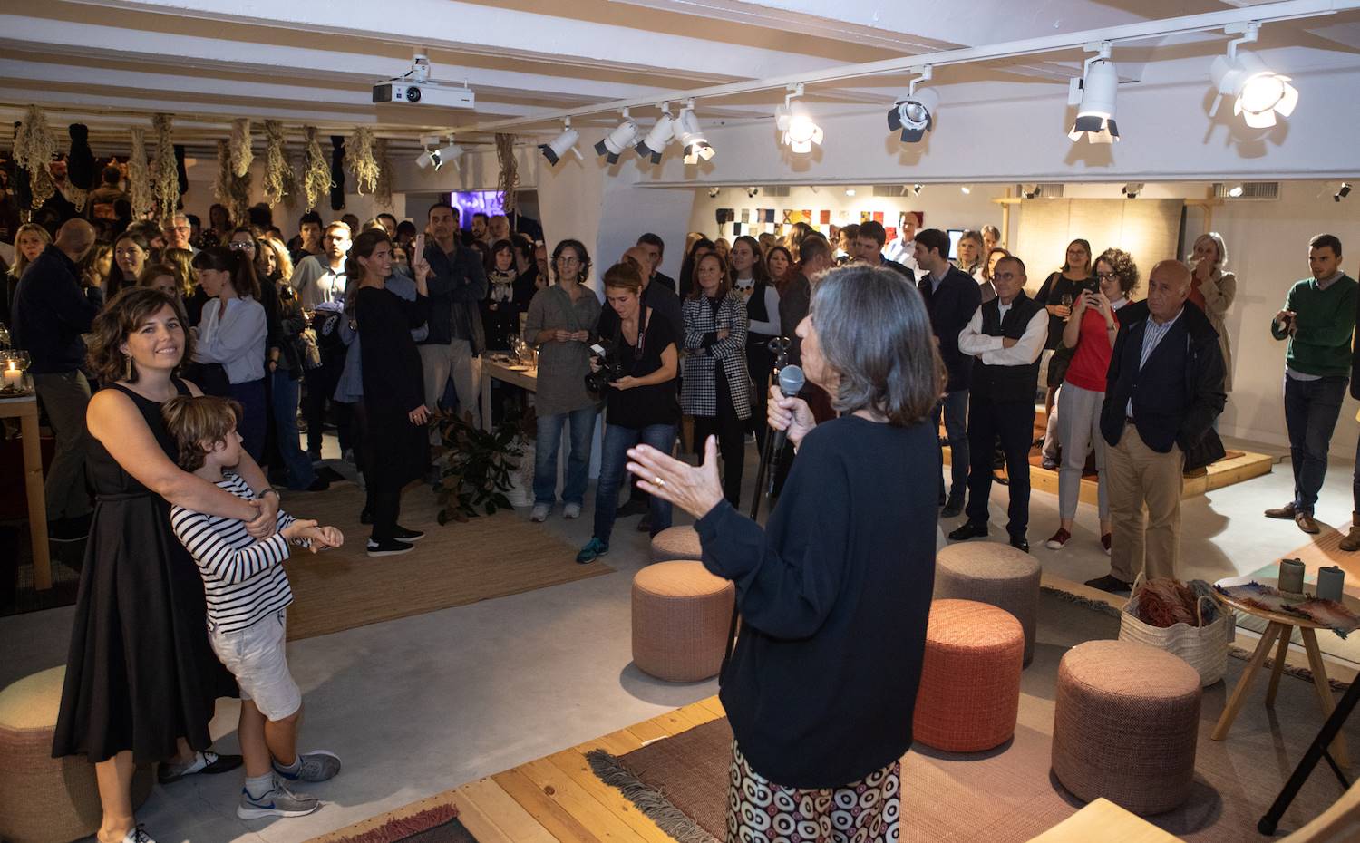 Durante el evento se sorteó una alfombra de la colección Tres.. Nani Marquina junto a María Piera Marquina en el momento de anunciar el ganador del sorteo.