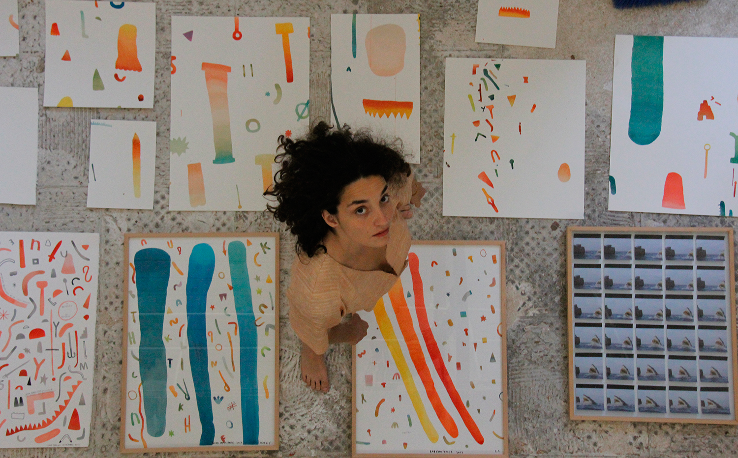 La artista Clara Cebrián junto a su trabajo.