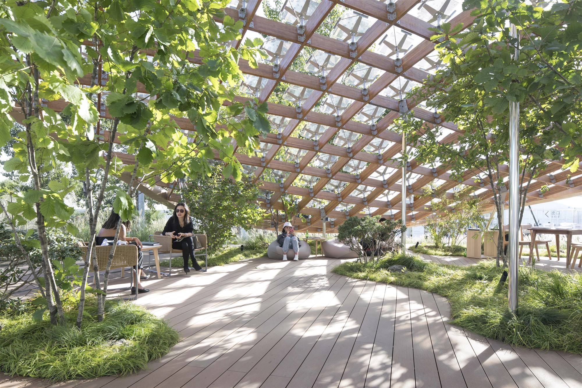 Las placas solares de Hanergy que tiene Living Garden producen la energía suficiente para una familia de tres miembros.