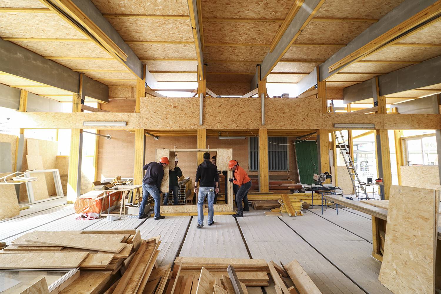 Proceso de autoconstrucción del Aula de Convivencia, Montequinto, Dos Hermanas (Sevilla), 2017.
