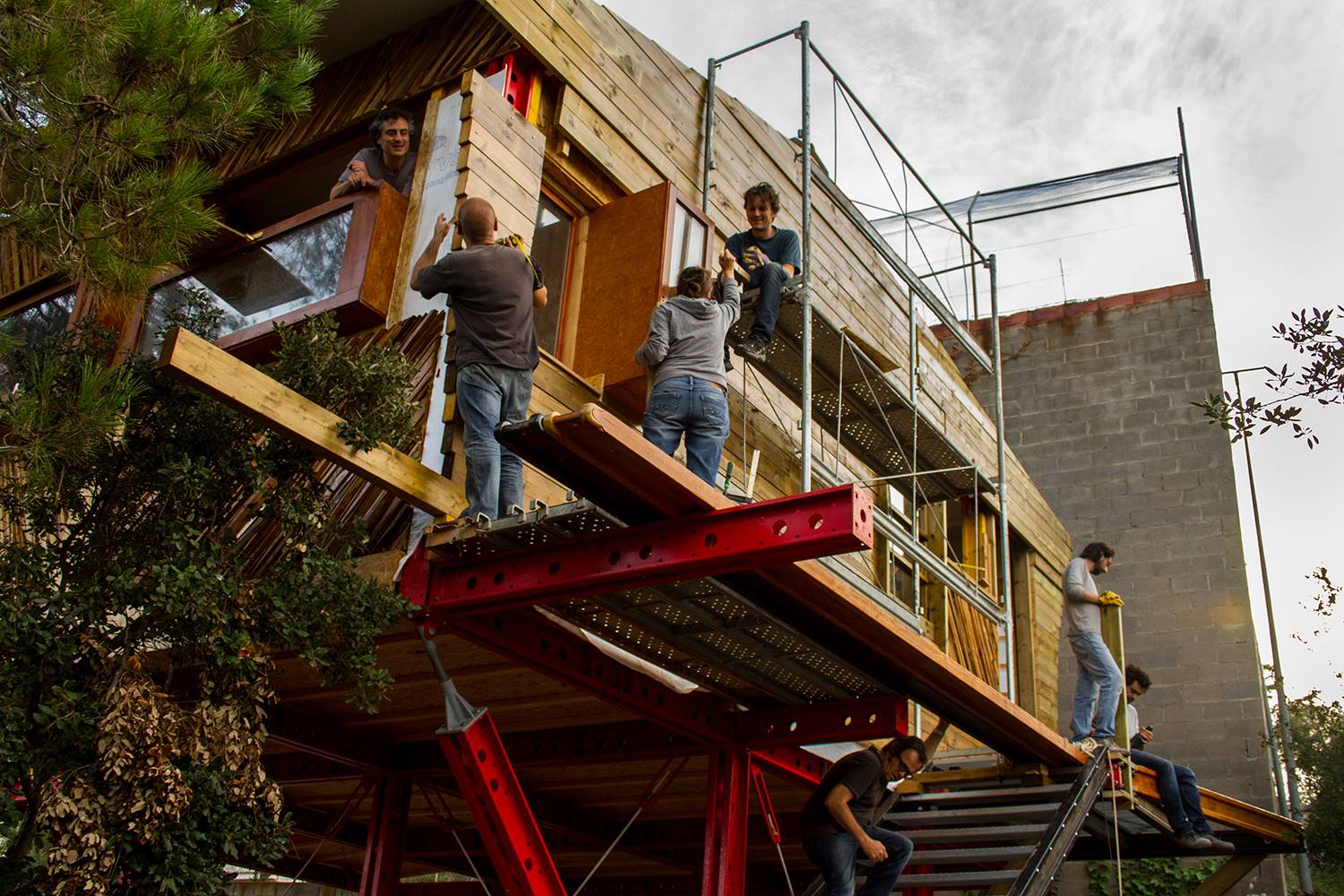 Proceso de autoconstrucción de los aularios "Tretzevents", Sant Cugat del Vallès (Barcelona), 2013.
