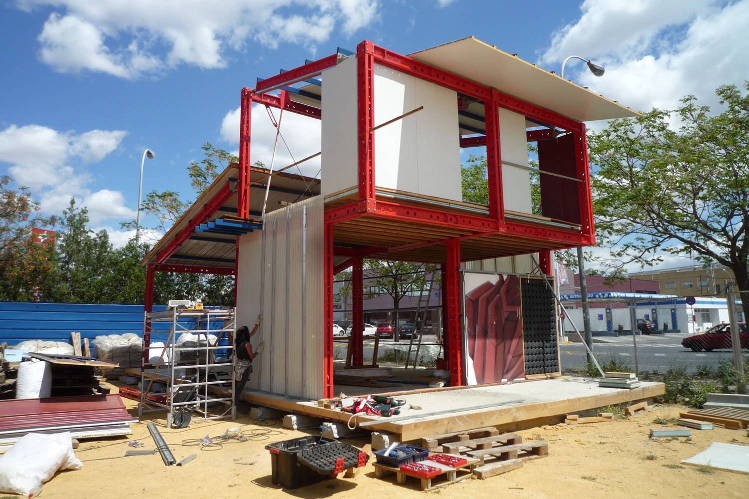 Proceso de autoconstrucción del Aula Abierta en La Carpa. Espacio Artístico, Sevilla 2012.
