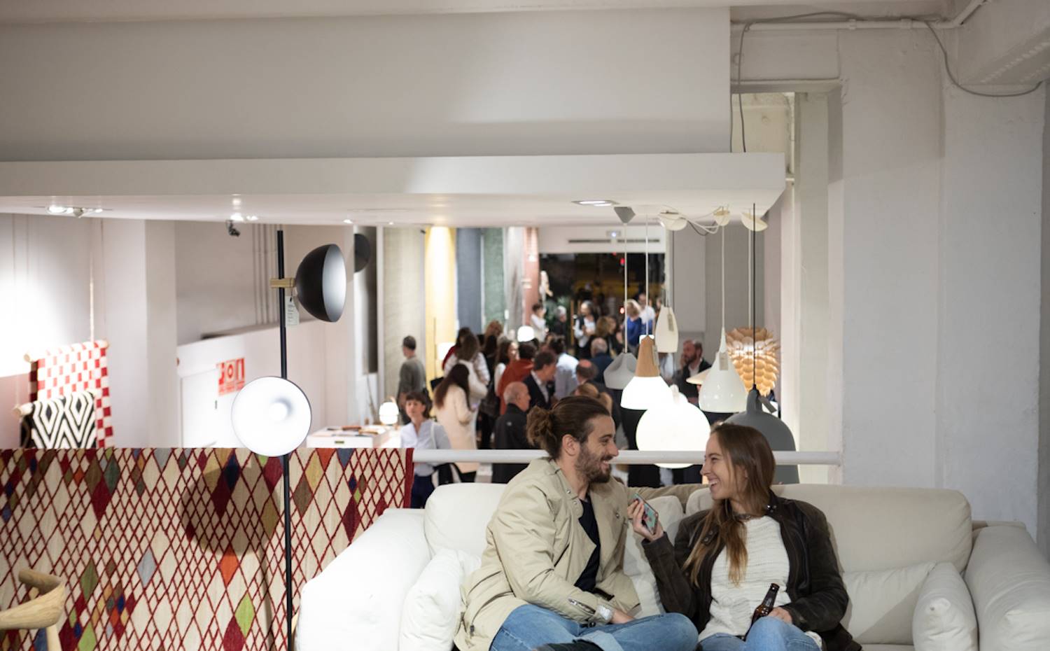 XXX El showroom se llenó . La fiesta fue todo un éxito, no faltó nadie.
