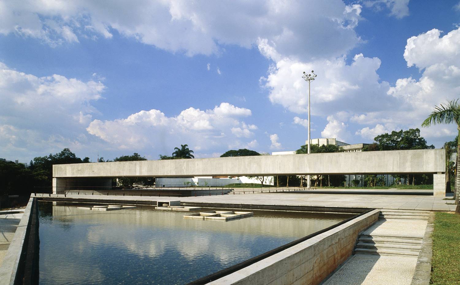 Vista exterior del Museo Brasileño de Escultura (MuBE).
