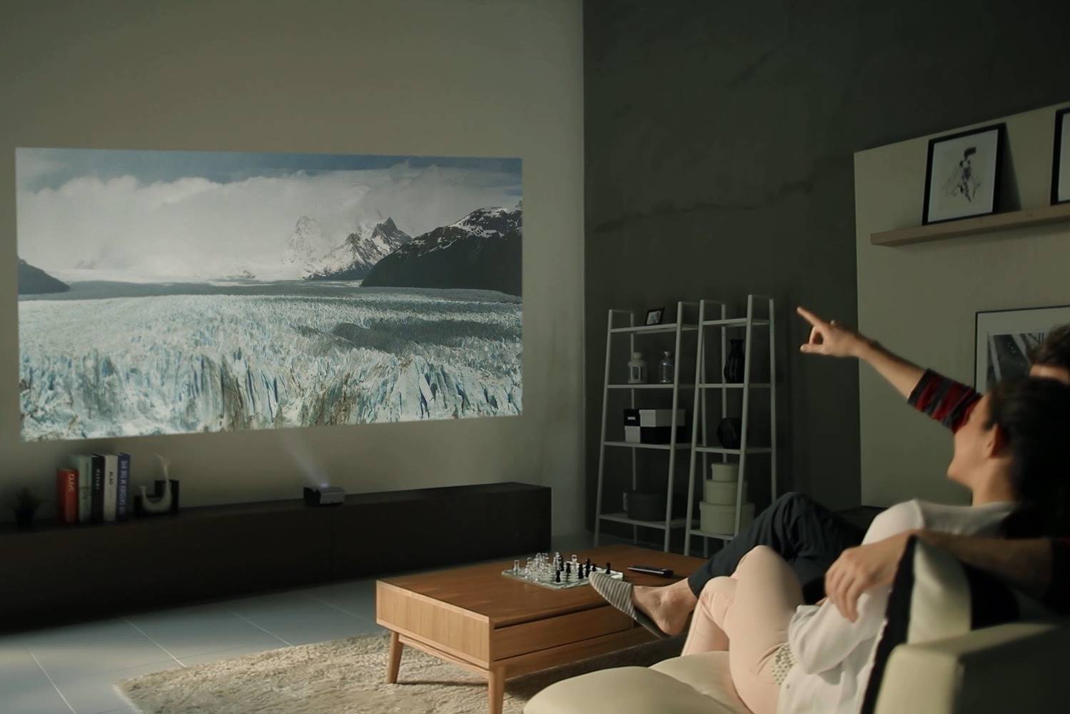 El LG PH450U es un proyecto de tiro ultra corto, que solo precisa de 33 centímetros para convertir cualquier superficie en una pantalla de proyección de 80 pulgadas.
