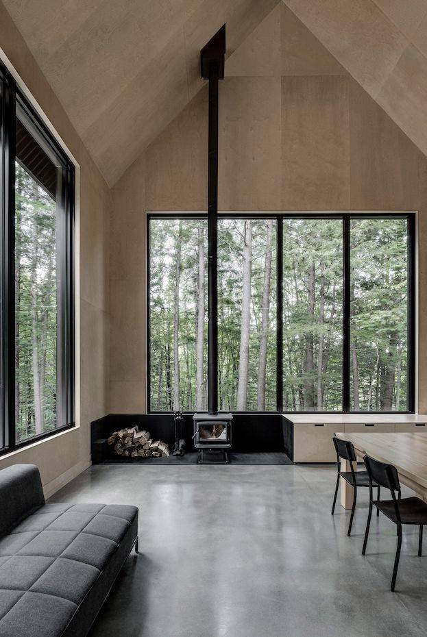 Appareil Architecture firma el diseño de este apartamento en los bosques de Quebec, en Canadá