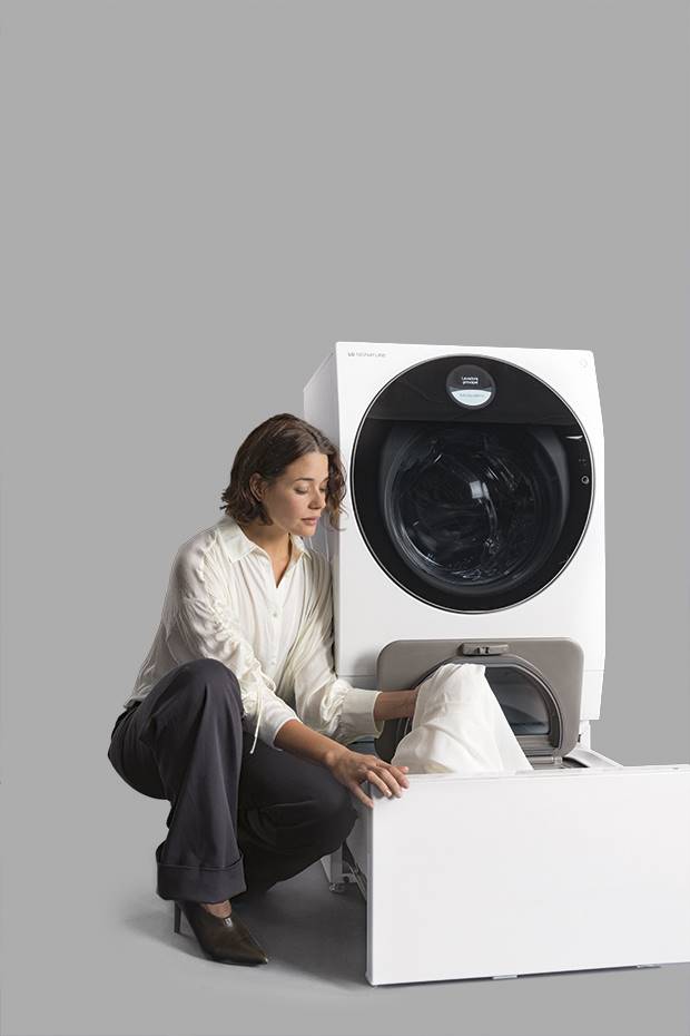 Por su parte, la lavasecadora LG SIGNATURE TWIN Wash™ la única con doble tambor y su lavadora Mini de 2 kg es otra aportación para el lavado de los tejidos y las prendas más frágiles, con una circulación de agua que simula el movimiento de las olas para minimizar la fricción de la ropa durante el lavado.