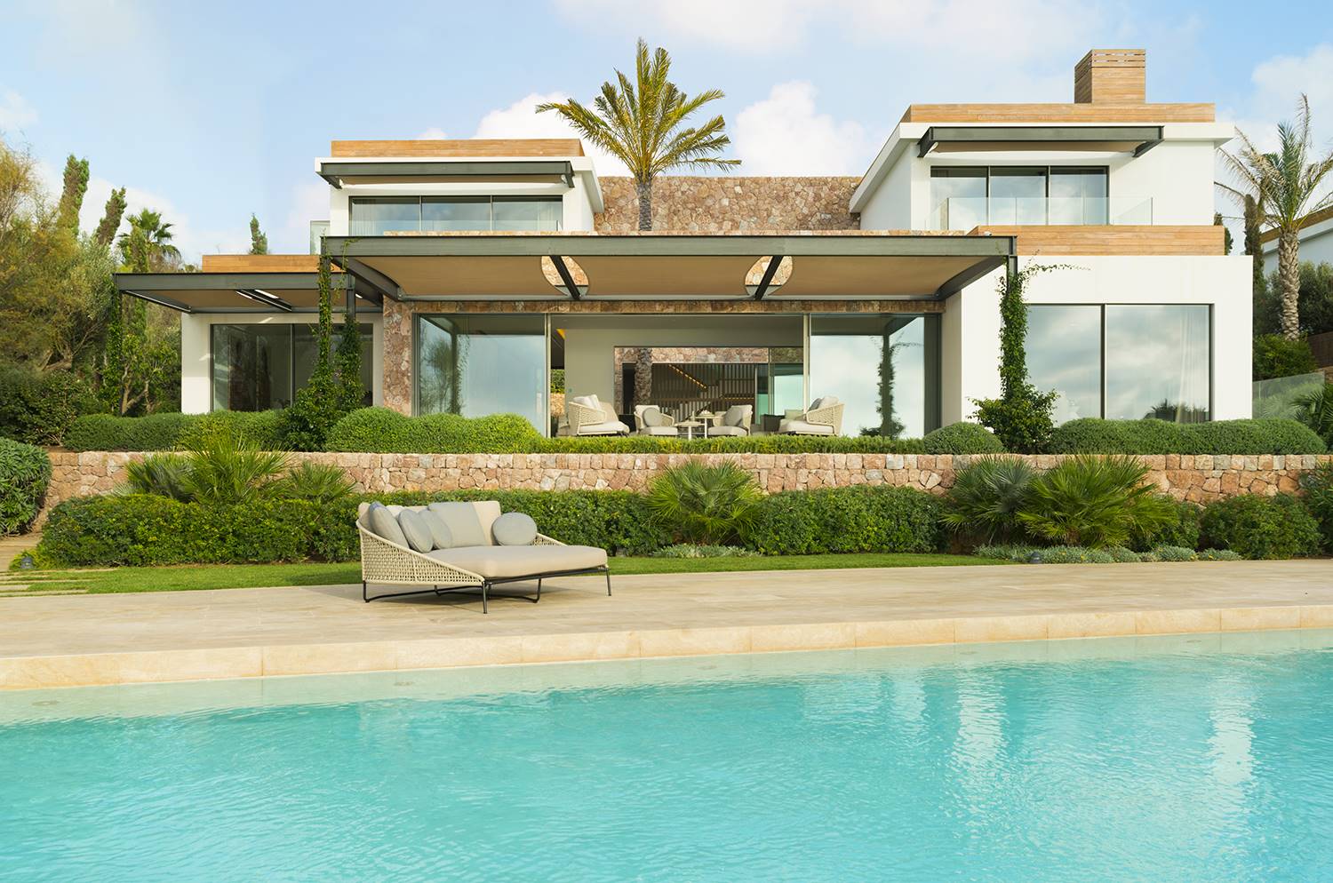 Las villas tienen una superficie de mil metros y cuentan con piscina infinity. 
