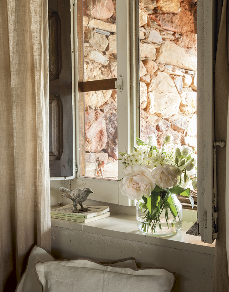 Cortinas modernas en casas rústicas de campo