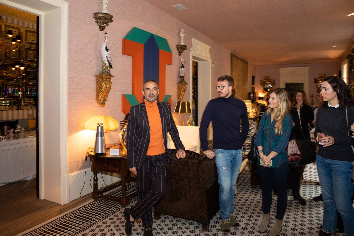 El interiorista Lorenzo Castillo durante la presentación en su casa-estudio de la Bronze Collection de Bang & Olufsen.
