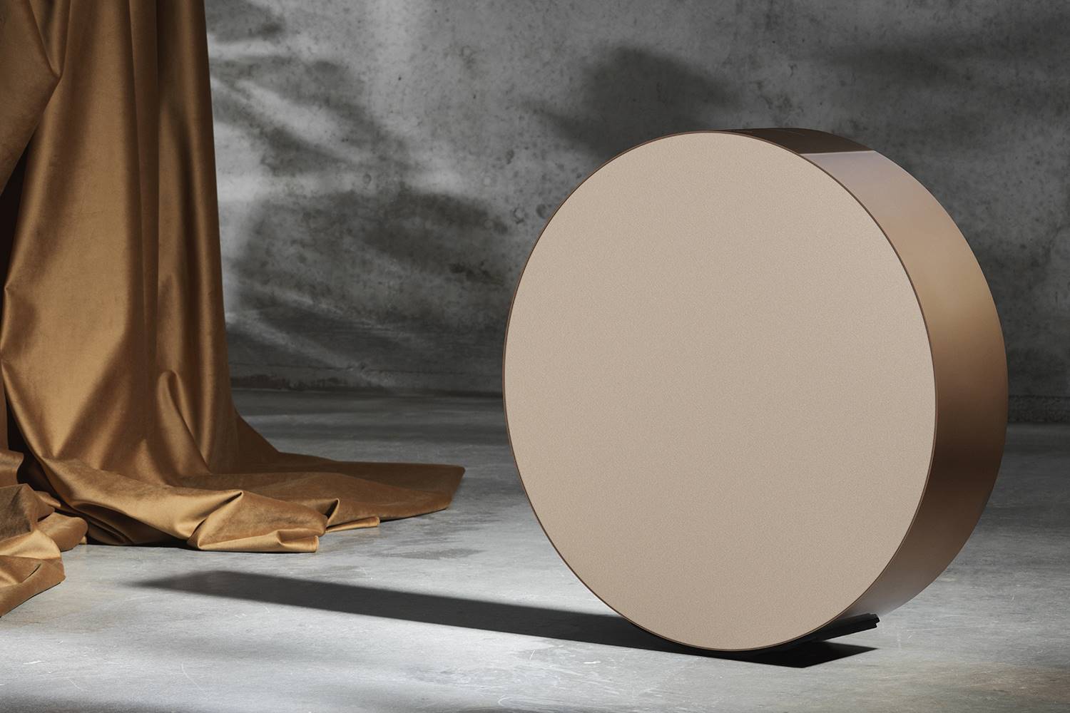 Altavoz Beosound Edge Bronze Collection, diseño de Michael Anastassiades.
