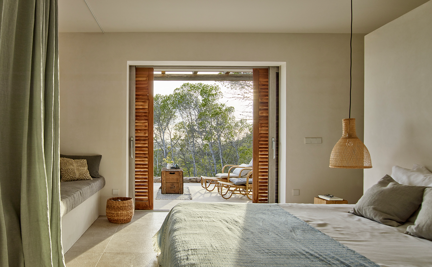 Cortinas modernas en casas rústicas de campo