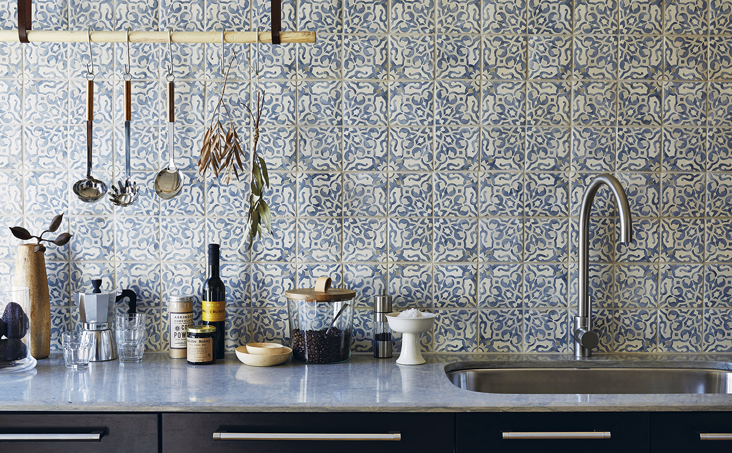 Mercadillos o tiendas de anticuario son lugares perfectos para conseguir piezas únicas de azulejos de estilo tradicional.