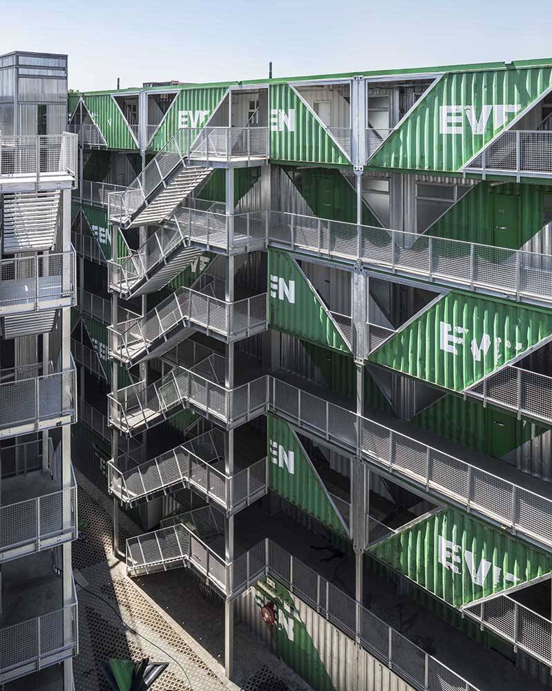 El estudio LOT-EK fue fundado en 1993 por Ada Tolla y Giuseppe Lignano y tiene su base en Nueva York.