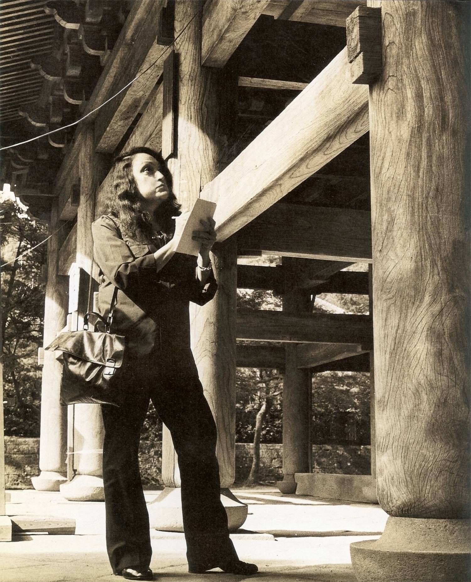 Lina Bo Bardi durante su viaje a Japón en la década de los 70.