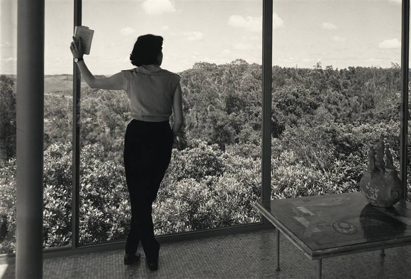 Lina Bo Bardi en la Casa de Vidrio, la residencia que diseñó para sí misma en la ciudad de São Paulo.