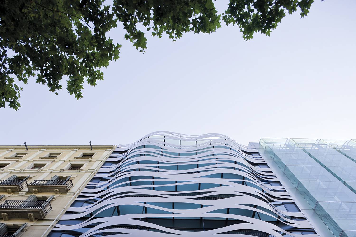 Hotel Suites Avenue, de Toyo Ito, también se encuentra en Passeig de Gràcia junto a otros edificios de Gaudí.