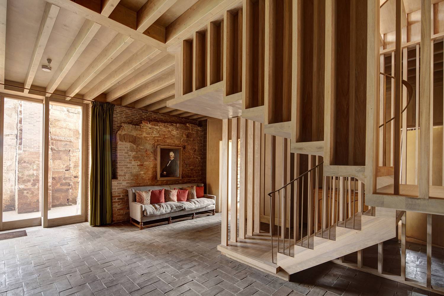 Cerrajerías exteriores y estructura de madera del rehabilitado en un castillo del Reino Unido.