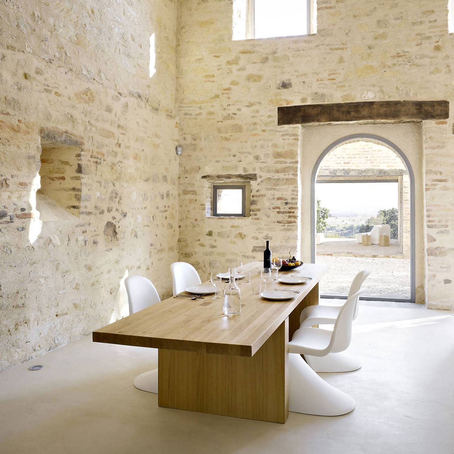 Muros de mampostería y mobiliario contemporáneo en la Casa Olivi, en Treia, Italia.