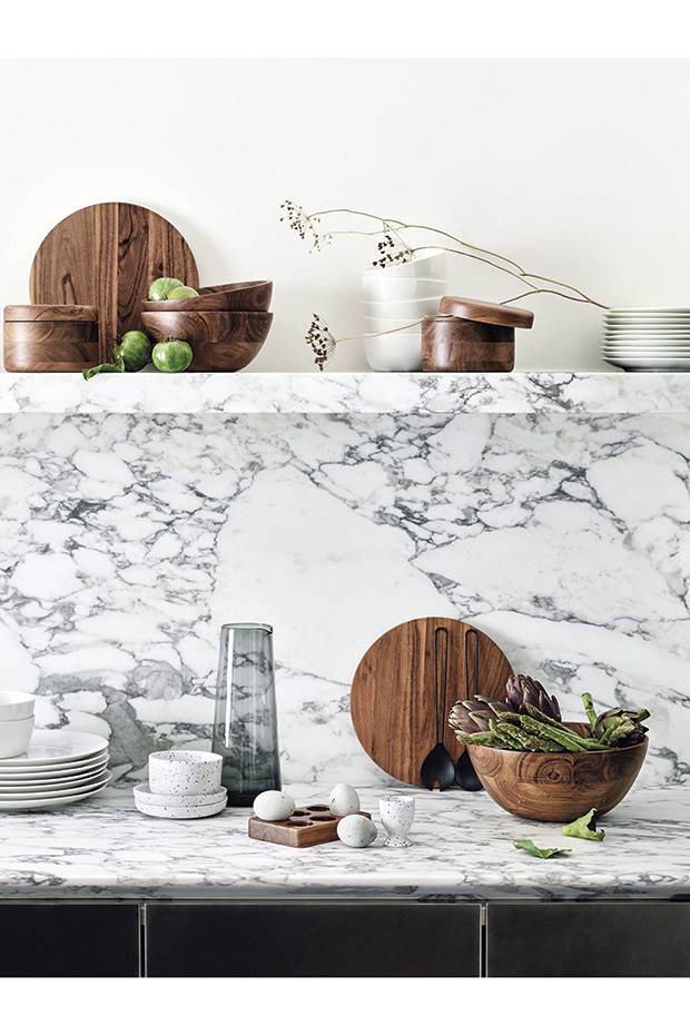 vajilla, jarra, huevera, tazón y platos, tajadera redonda de madera y bol de madera de H&M Home. 