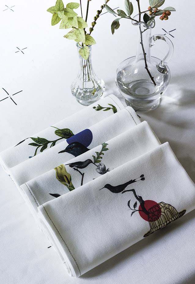paños con dibujos de pájaros y pespunte dorado en el dobladillo diseñados por Sam Baron para La Redoutte. 