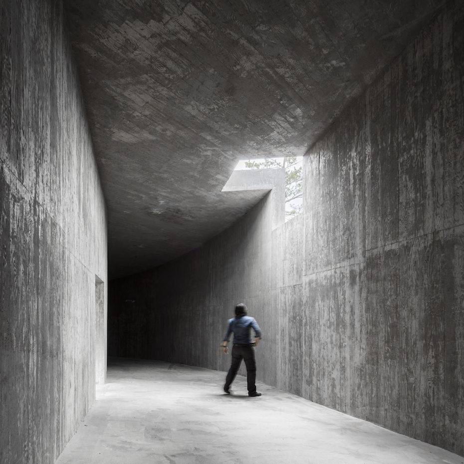 Pasillo de acceso del pabellón de arte. Saya Park, en Corea del Sur, Carlos Castanheira y Álvaro Siza