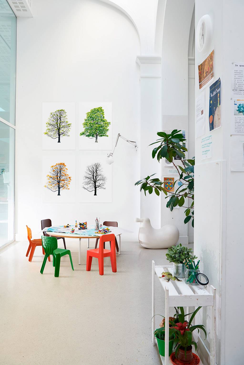 Magis-11. Litografías Tree, de Blaise Drummond; silla con relieve en el respaldo Alma, de Javier Mariscal; silla Seggiolina Pop, de Enzo Mari; y balancón Dodo, de Oiva Toikka