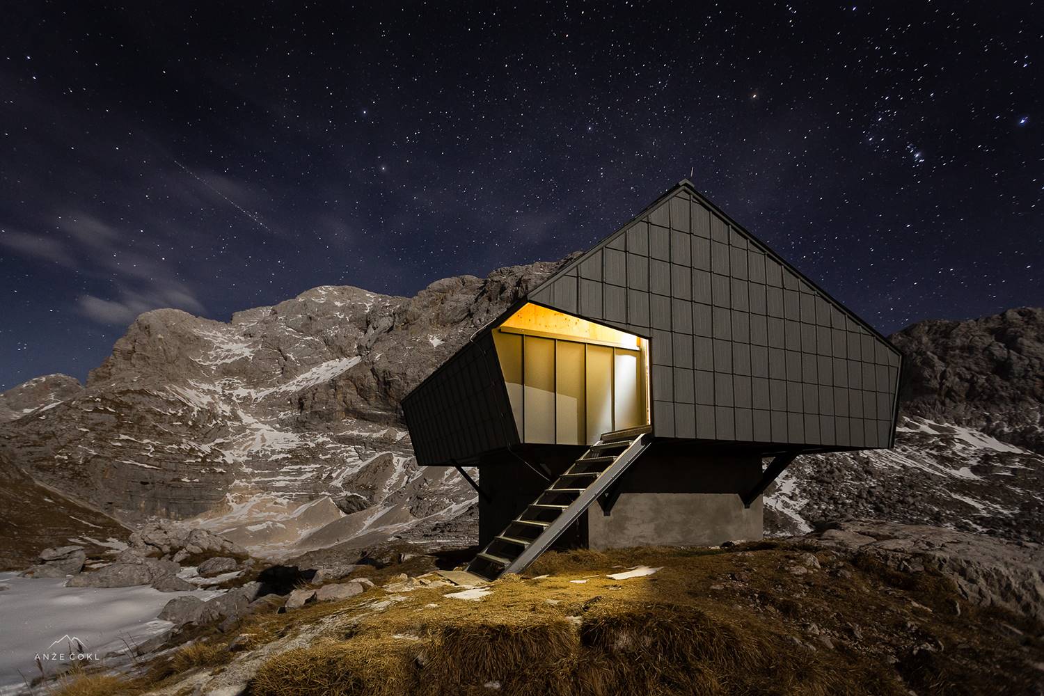 casas en la nieve Bivak-na-Prehodavcih-premica architects c Anze COKL. [05] De búnker a confortable refugio