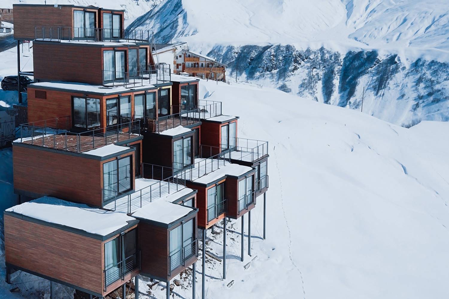 casas en la nieve Hotel-Quadrum-Gudauri. [04] Una montaña de contenedores