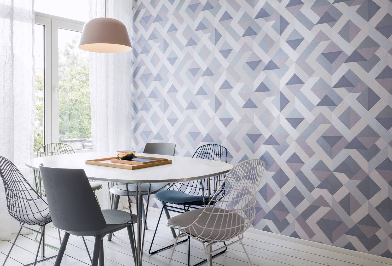 Papel pintado con motivos geométricos.