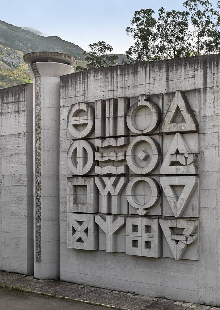 Relieve alegórico de la Antigüedad en la central hidroeléctrica de Proaza.
