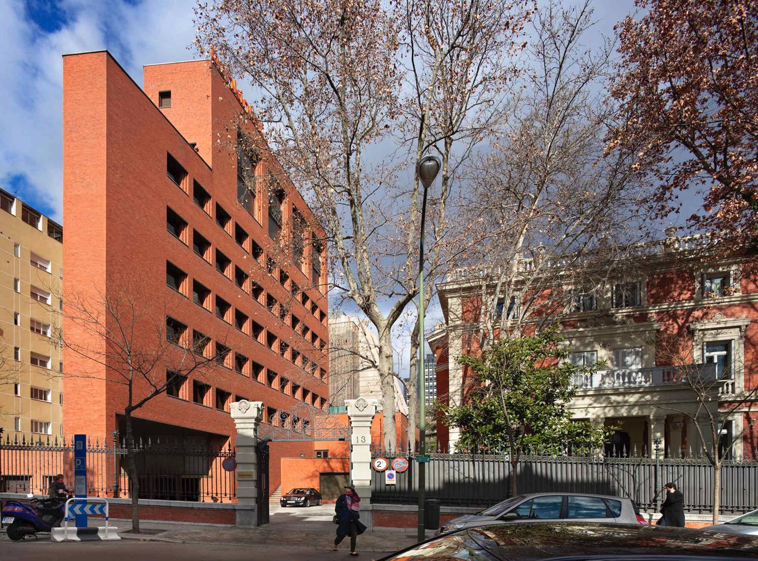 Sede social de Bankinter (Madrid), con el Palacio del Marqués de Múdela a la derecha.