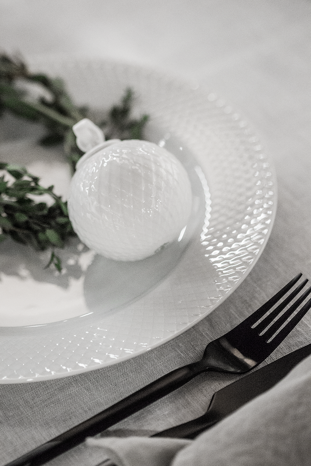Mesa decorada con bolas de cerámica. 