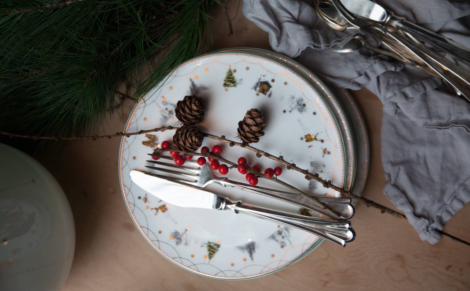 Vajilla decorada con motivos navideños. 