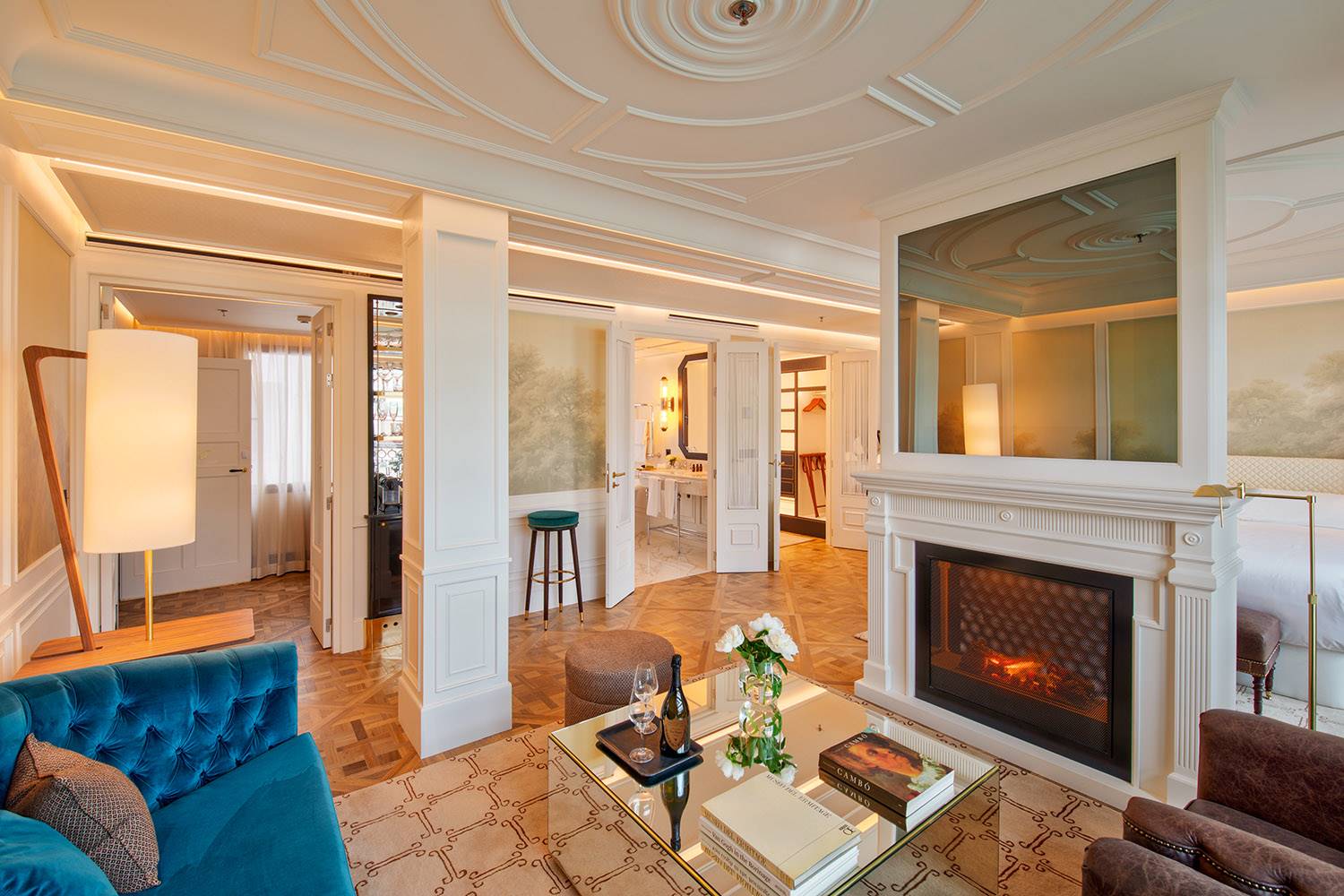  En las paredes y techos del hotel encontramos las molduras de la firma Orac Decor, que han contribuido a generar una atmósfera cálida y acogedora, a la vez que elegante.
