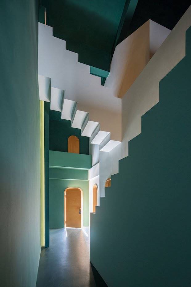  3. Vista desde abajo de las escaleras laberinto en tono verde