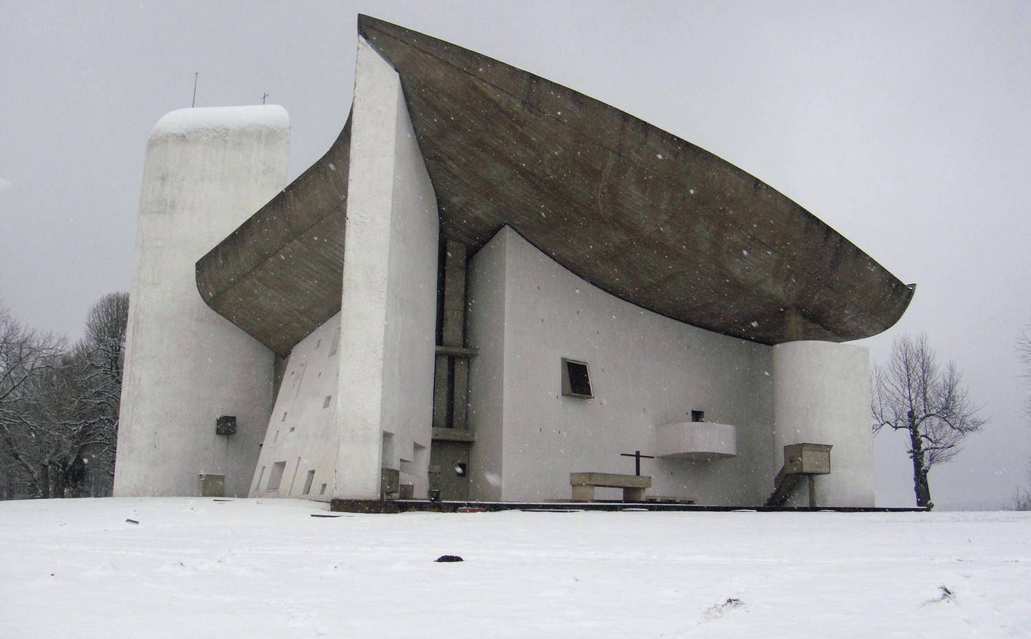 Notre Dame du Haut, de Le Corbusier, en la nieve