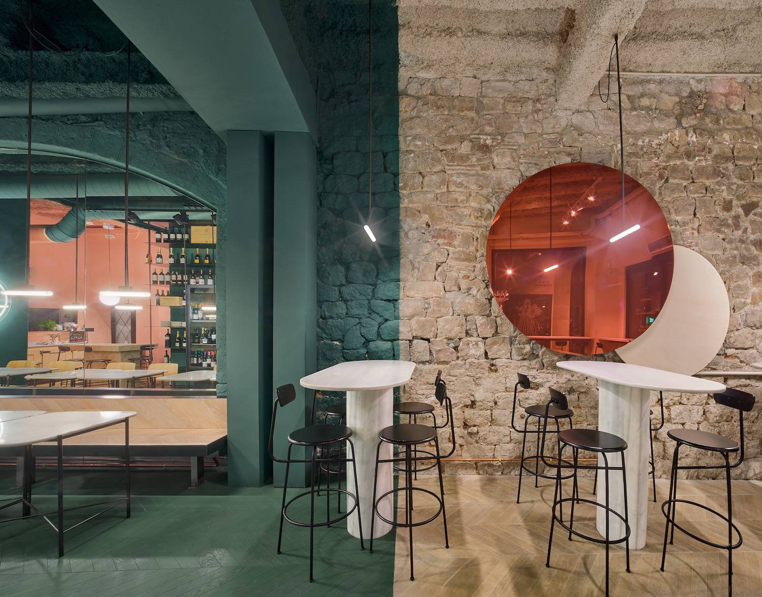 Orvay interior 3. Los taburetes Afternoon de Menu que contrastan por su ligereza de líneas con las mesas de mármol diseñadas a medida.