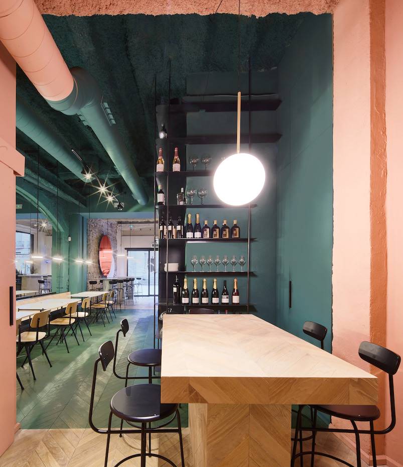 Orvay interior 4. En el techo,  la lámpara de Anastassiades para Flos.