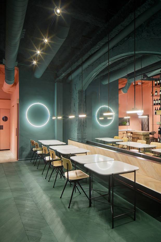 Orvay interior verde vertical.  El neón se convierte en un círculo de luz perfecto
