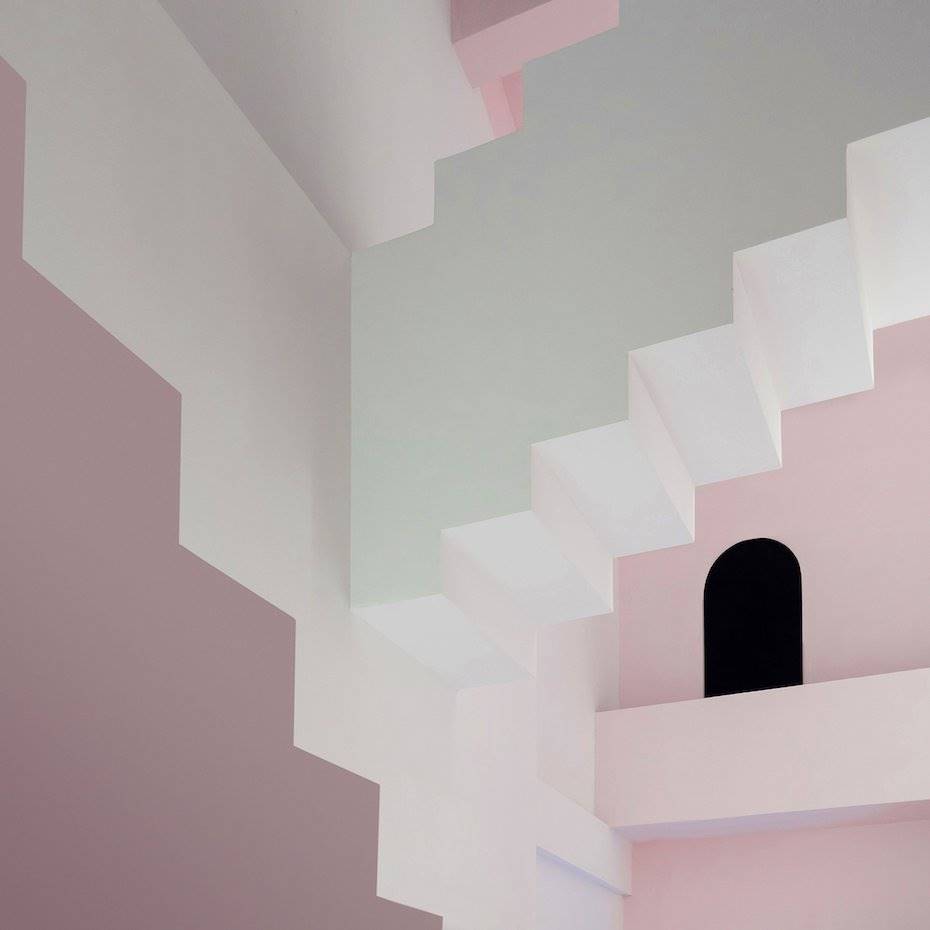 Proyecto studio 10. Detalle de las escaleras en tono rosado y blanco del apartamento Dream
